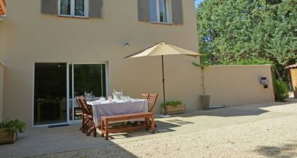 Sun-kissed Villa in Carpentras With Swimming Pool