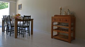 Dining - Sun-kissed Villa in Carpentras With Swimming Pool (Carpentras)