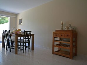 Dining - Sun-kissed Villa in Carpentras With Swimming Pool (Carpentras)
