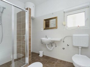 Villa | Badezimmer | Dusche, Handtücher