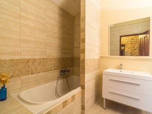 House | Bathroom | Bathtub, towels - 18th Century Country House on Beautiful Private Domain of 8 ha With Private Pool (Bollene)