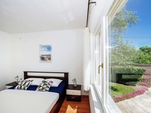 4 عدّة غرف نوم وطراز فريد لكل و�حدة وملاءات أسرّة