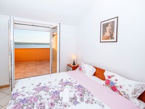 House | 5 bedrooms, individually furnished, bed sheets