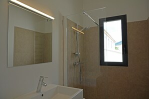 Villa | Bathroom - Villa in Malaucene Near Mont Ventoux (Malaucene)