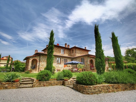 村舍 | 外观. 托斯卡纳带泳池和橄榄树林的村舍