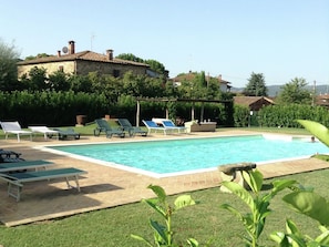 A swimming pool with lounge chairs and a pergola. - Cottage in Tuscany With Pool & Olive Groves (Lucignano)