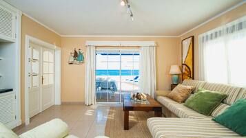 Een smart-tv, boeken en een muziekbibliotheek