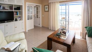 Een smart-tv, boeken en een muziekbibliotheek