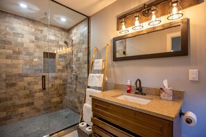 Combined shower/tub, hair dryer, towels, soap - Niagara Wine Routes Fifth street (St. Catharines)