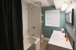 Combined shower/tub, hair dryer, towels, soap - Niagara Wine Routes Fifth street (St. Catharines)