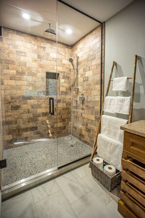 Combined shower/bathtub, hair dryer, towels, soap - Niagara Wine Routes Fifth street (St. Catharines)
