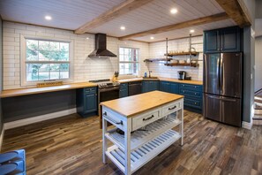 Fridge, microwave, oven, stovetop - Niagara Wine Routes Fifth street (St. Catharines)