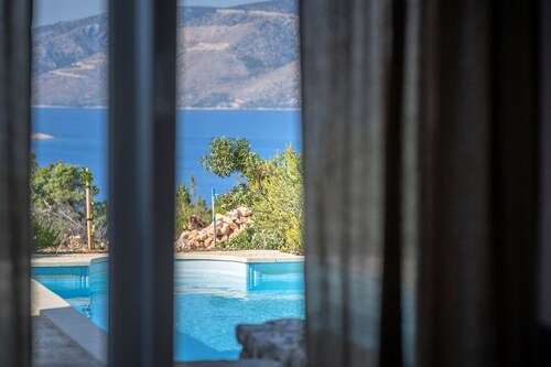 Beautiful 3-bedroom villa Susanna with private pool and sea view