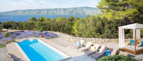 Piscine extérieure, chaises longues
