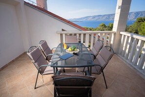 تناول الطعام بالخارج