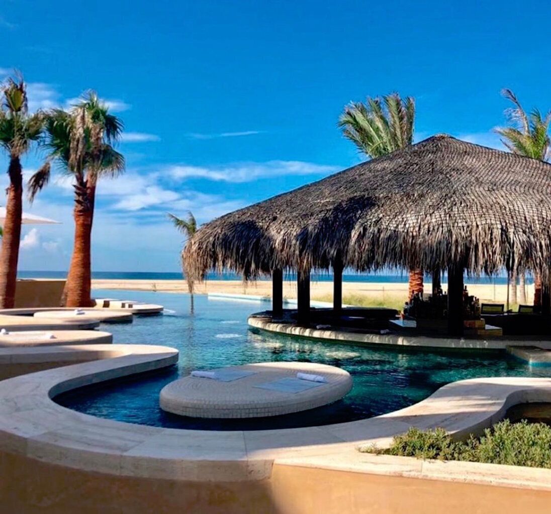 Utendørsbasseng og et oppvarmet basseng