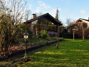 Exterior - Wooden Holiday Home With Private Terrace & Garden in Aalten (Aalten)