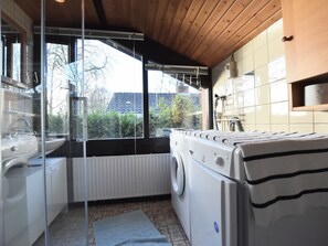 House | Bathroom | Shower - Wooden Holiday Home With Private Terrace & Garden in Aalten (Aalten)