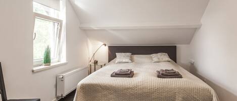 House | 7 bedrooms, individually furnished, iron/ironing board, bed sheets