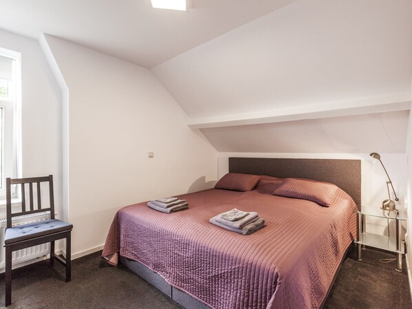 House | 7 bedrooms, individually furnished, iron/ironing board, bed sheets - Holiday Home in the Central Location (Terneuzen)