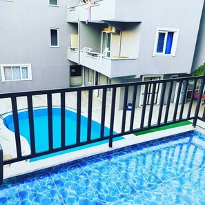 Piscina stagionale all'aperto, ombrelloni da piscina, lettini