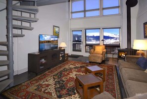 Televisión, chimenea y oficina 