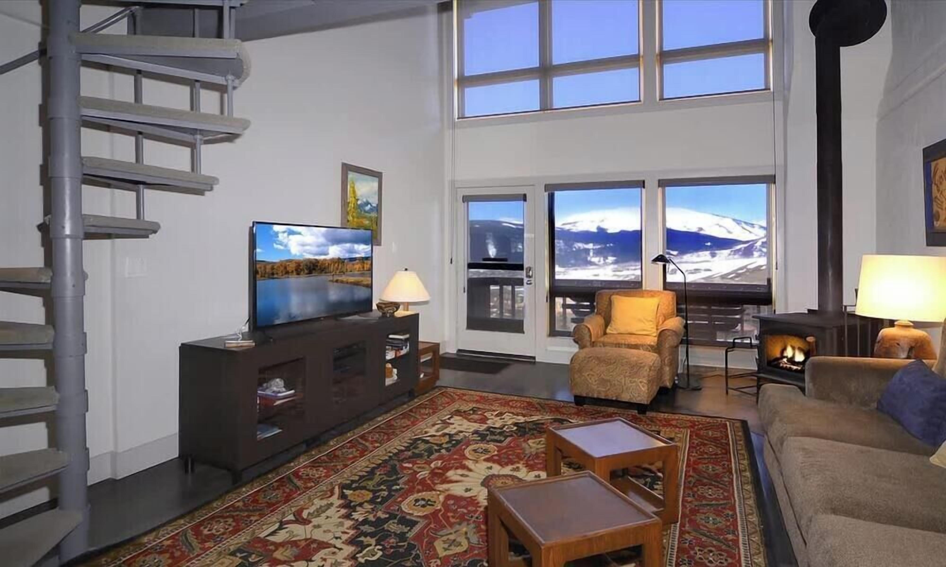 Televisión, chimenea y oficina 