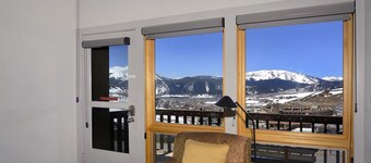 Fantastique condo skis aux pieds donnant sur la zone de base!