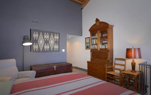 3 habitaciones, tabla de planchar con plancha, wifi y ropa de cama 