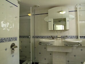 House | Bathroom | Bathtub - House in Jelsum near Leeuwarden (Jelsum)
