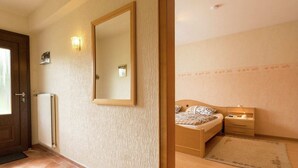 1 quarto, individualmente mobiliados, roupa de cama