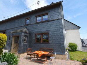 Outdoor dining - Renovated House With Garden and Terrace in the Cozy Village of Mastershausen (Mastershausen)