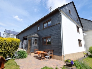 Outdoor dining - Renovated House With Garden and Terrace in the Cozy Village of Mastershausen (Mastershausen)