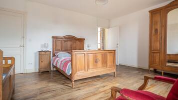 House | 3 bedrooms, individually furnished, bed sheets