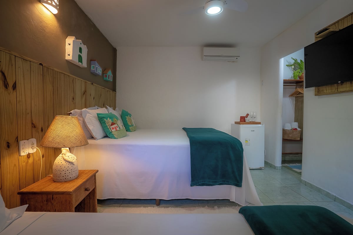 Quarto Triplo | ミニバー、WiFi (無料)、ベッドシーツ