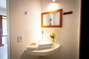 Family Quadruple Room | Bathroom sink