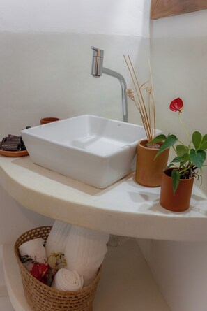 패밀리 쿼드룸 | 욕실 | 샤워 시설, 무료 세면용품, 타월, 비누