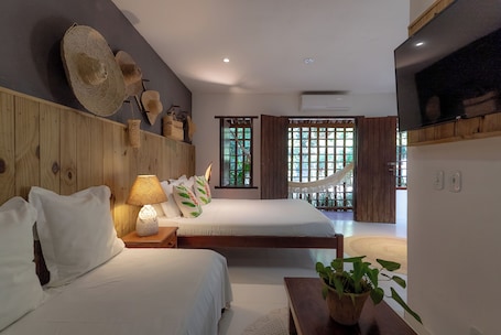 Minibar, free WiFi, bed sheets