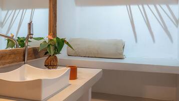 تجهيزات دش، مستلزمات مجانية للعناية الشخصية، مناشف، صابون