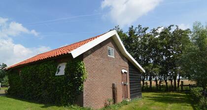 Romantic, Cozy Cottage with Enclosed Garden near Biesbosch & Breda