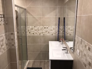Douche, serviettes fournies