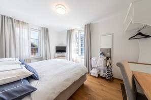 6 habitaciones, escritorio y tabla de planchar con plancha 