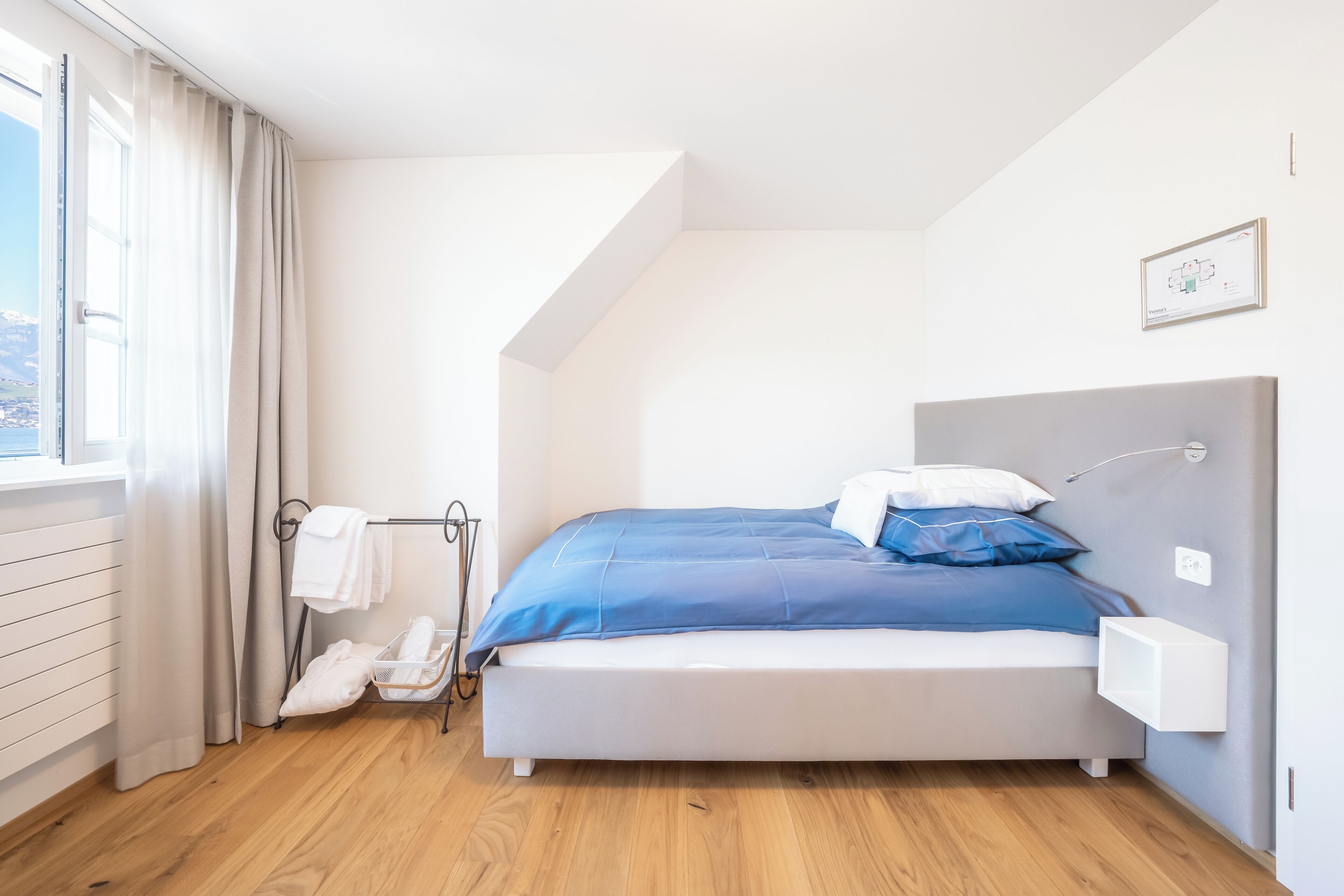 6 室のベッドルーム、デスク、アイロン / アイロン台、旅行用ベビーベッド