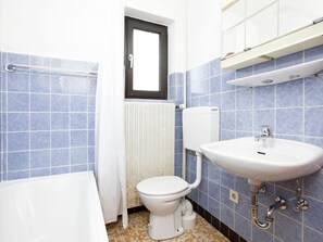 Combined shower/tub, towels - Cozy Holiday Home in Wallenborn With Garden (Wallenborn)