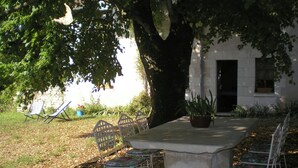 House | Balcony - Atmospheric Holiday Home With Large Garden in the Historical Region of Thuré (Thure)