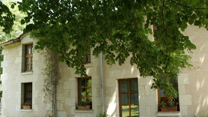 Exterior - Atmospheric Holiday Home With Large Garden in the Historical Region of Thuré (Thure)