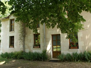 Exterior - Atmospheric Holiday Home With Large Garden in the Historical Region of Thuré (Thure)