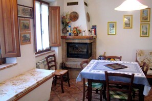 Cottage | Dining - Tuscan Charm: Frassini Cottage (Chiusdino)
