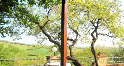 Tuscan Charm: Frassini Cottage