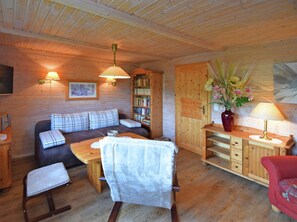 House | 1 bedroom, individually furnished, iron/ironing board, bed sheets - Holiday Home With Private Garden (Waltershausen)